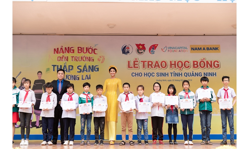 H’Hen Niê trao học bổng cho học sinh nghèo Quảng Ninh
